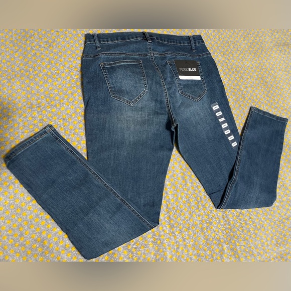 Indigo Blue Maternity Jeans Size L
Maternity side panel ankle jeans (Brand New) - Picture 2 of 3